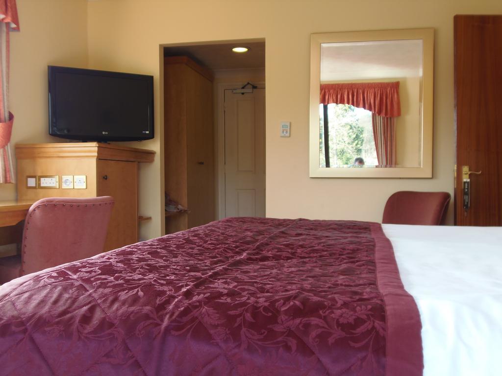 Lakeside International Hotel Camberley Room photo