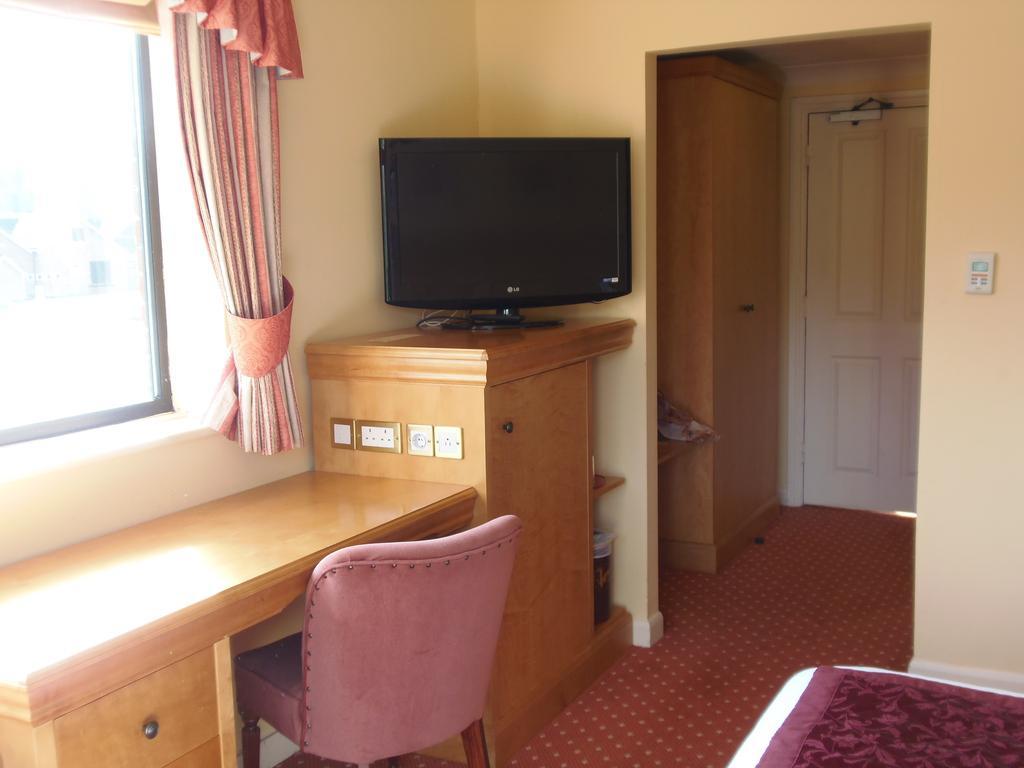 Lakeside International Hotel Camberley Room photo