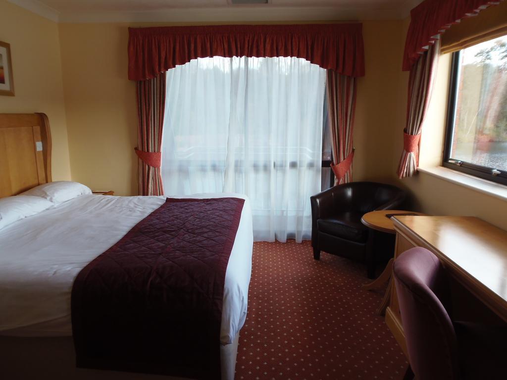 Lakeside International Hotel Camberley Room photo