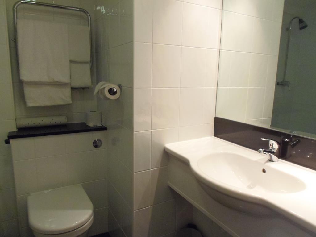 Lakeside International Hotel Camberley Room photo