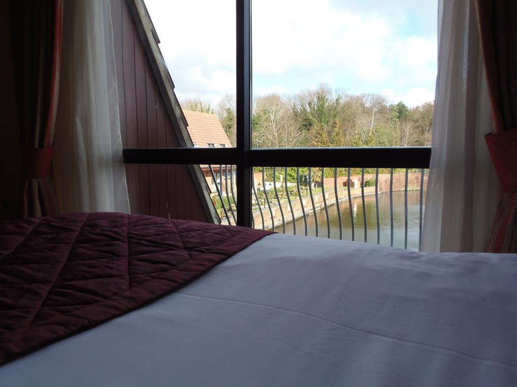 Lakeside International Hotel Camberley Room photo