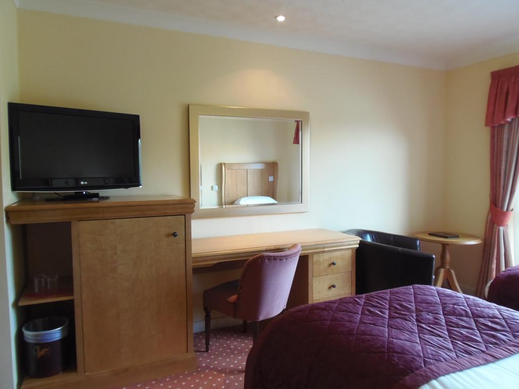 Lakeside International Hotel Camberley Room photo