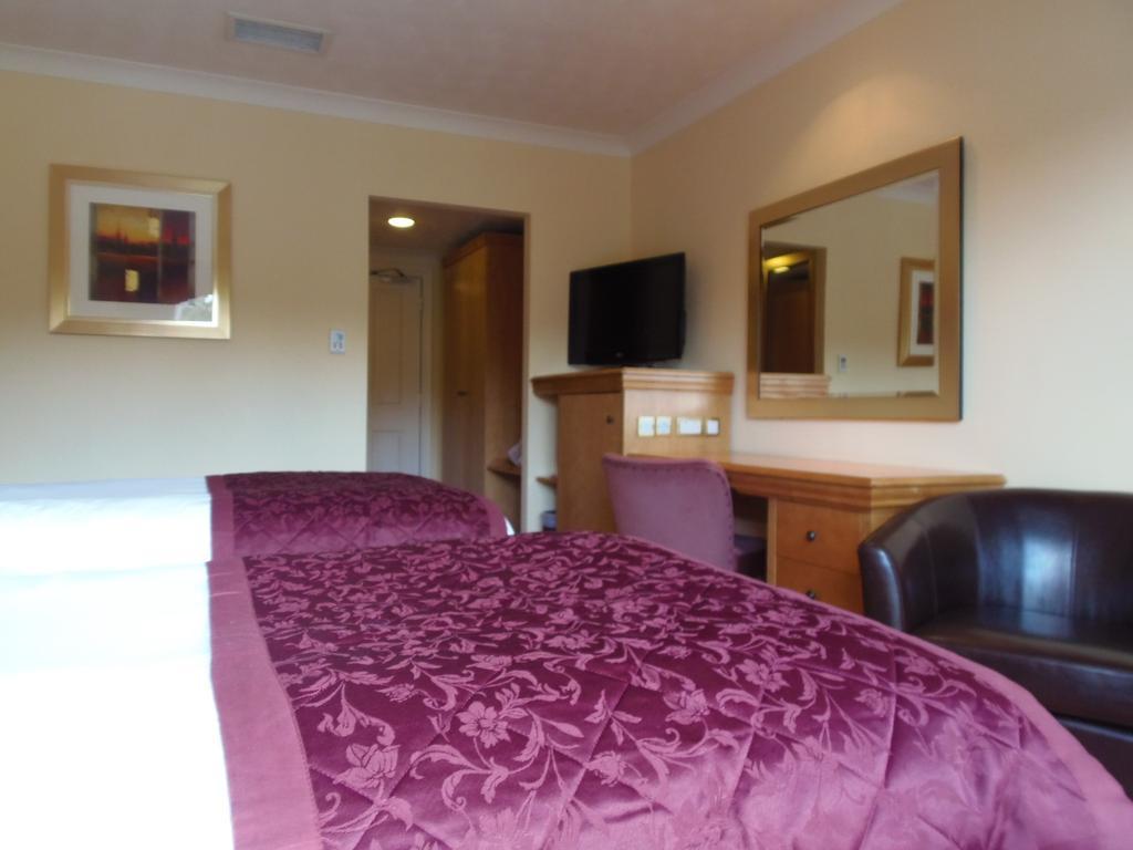 Lakeside International Hotel Camberley Room photo