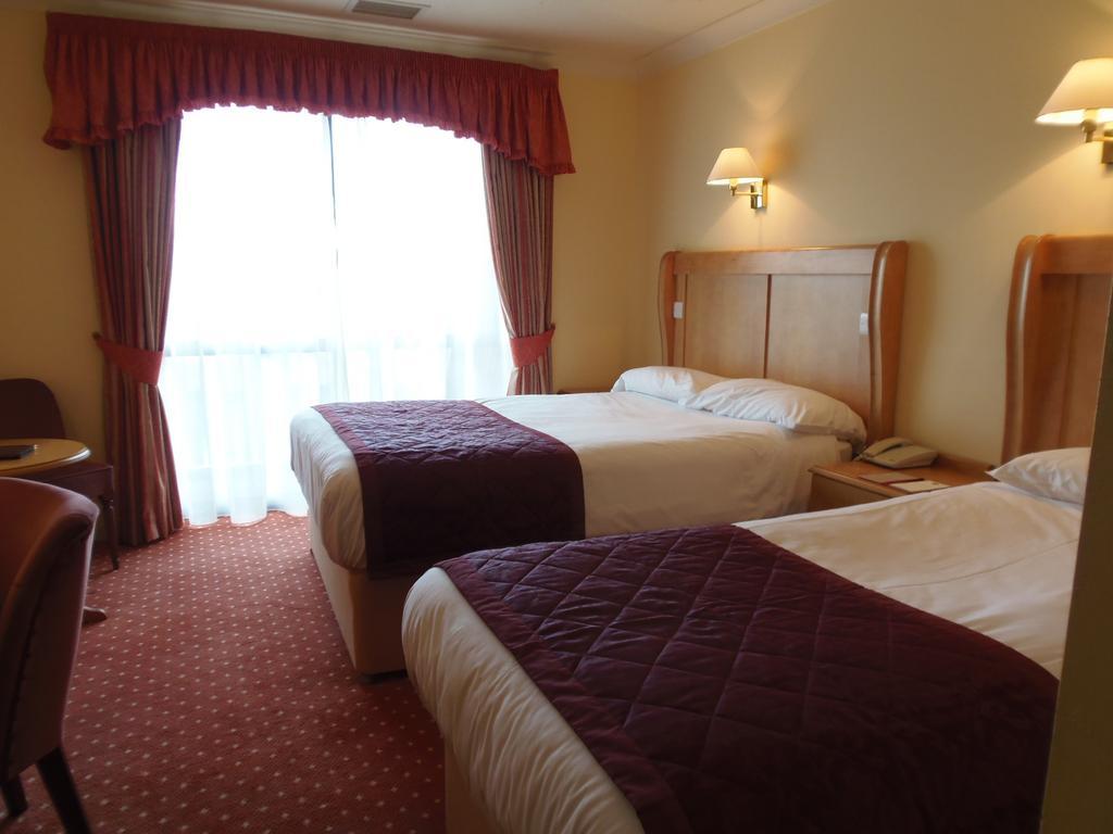 Lakeside International Hotel Camberley Room photo