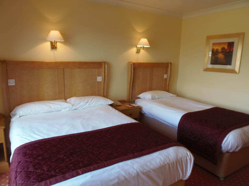 Lakeside International Hotel Camberley Room photo