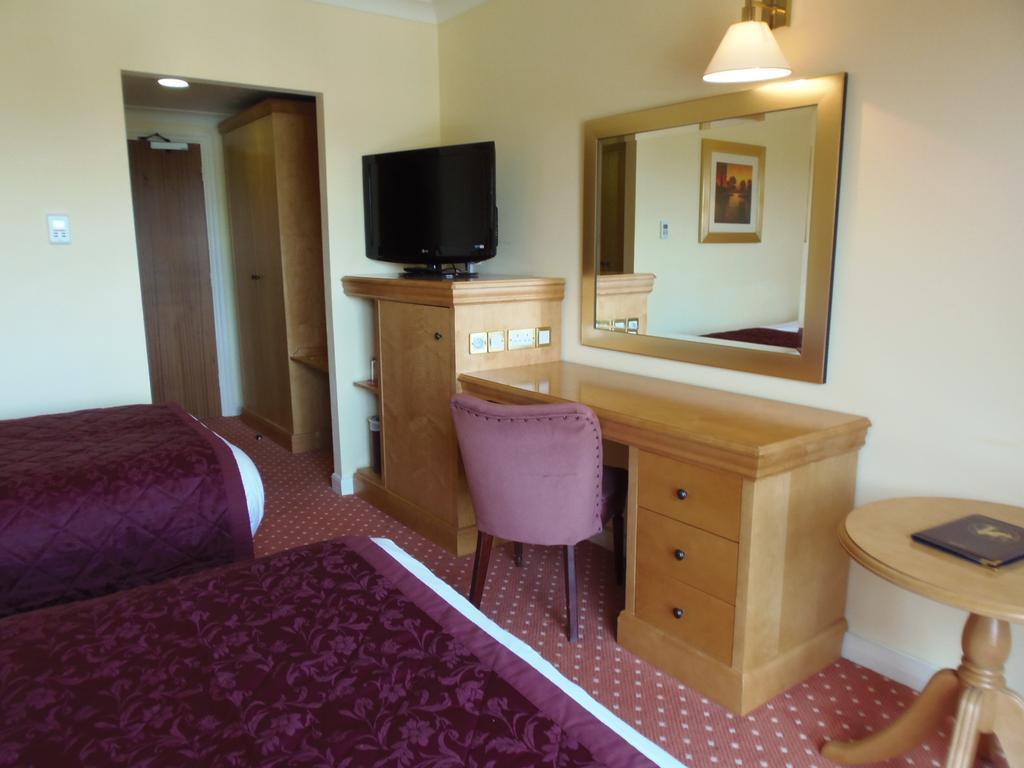 Lakeside International Hotel Camberley Room photo