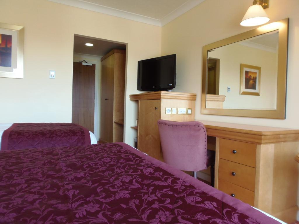 Lakeside International Hotel Camberley Room photo