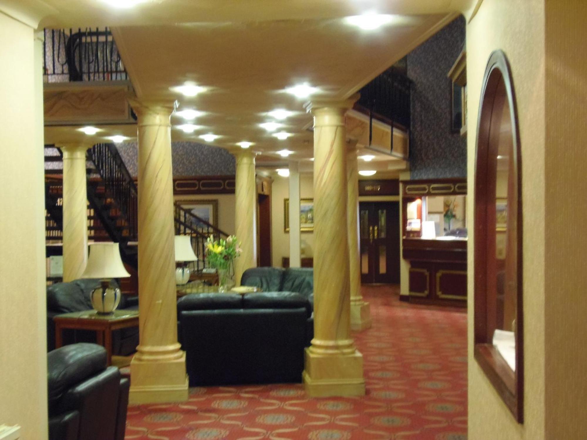 Lakeside International Hotel Camberley Exterior photo