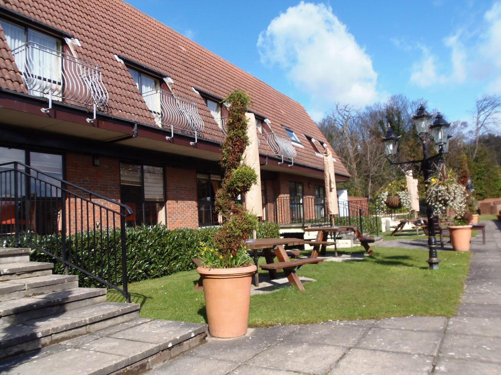 Lakeside International Hotel Camberley Exterior photo