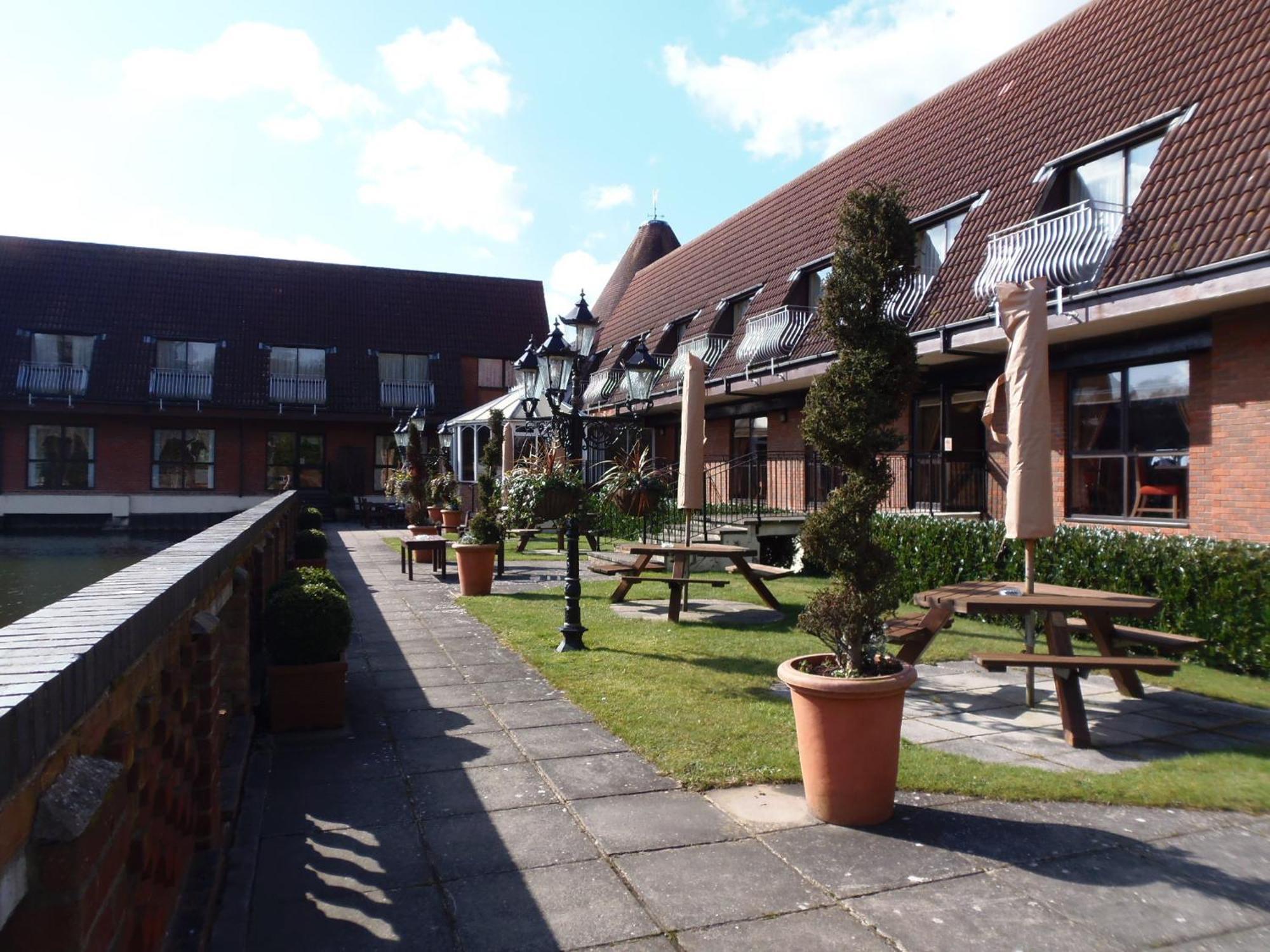 Lakeside International Hotel Camberley Exterior photo