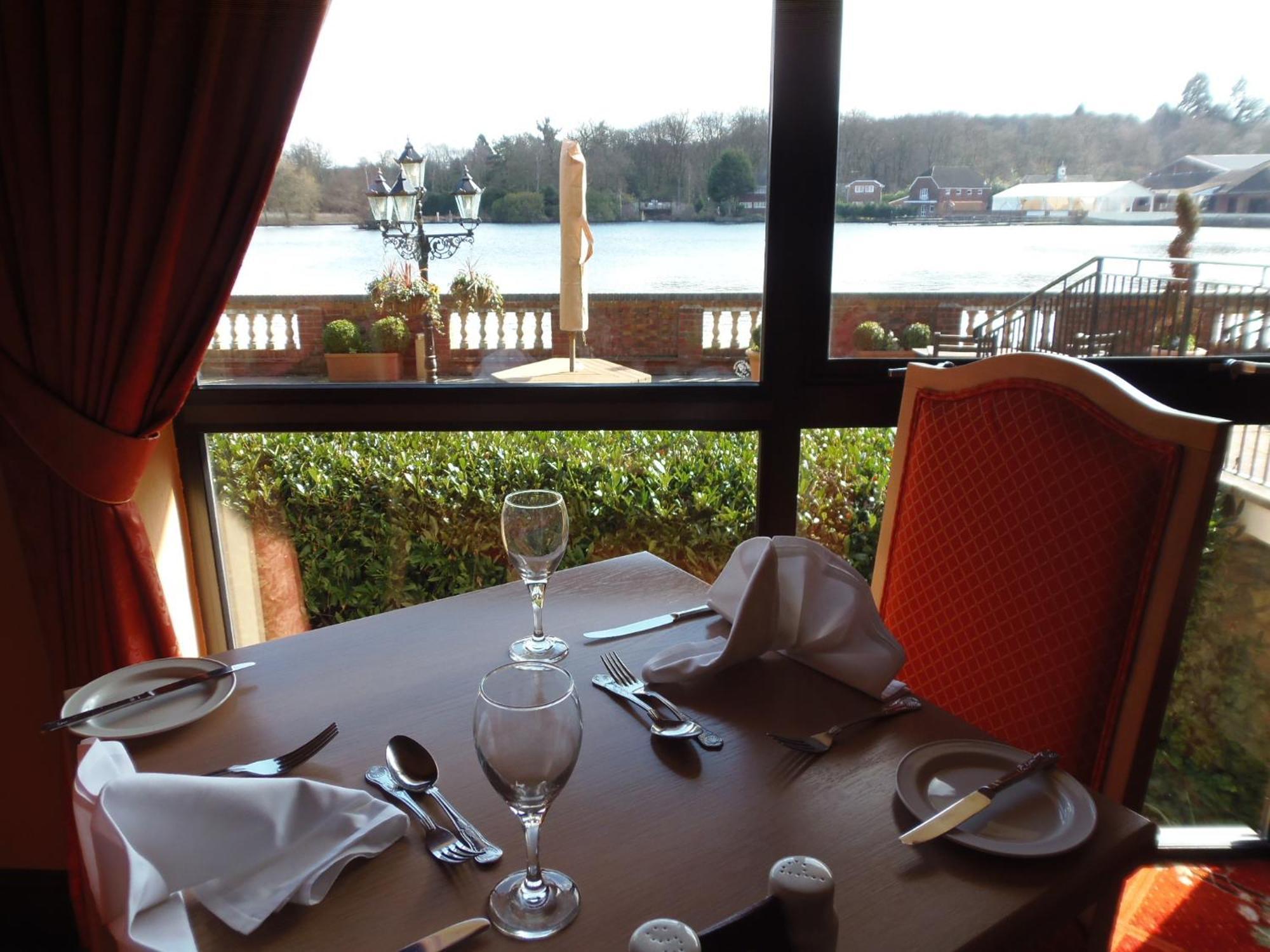 Lakeside International Hotel Camberley Exterior photo
