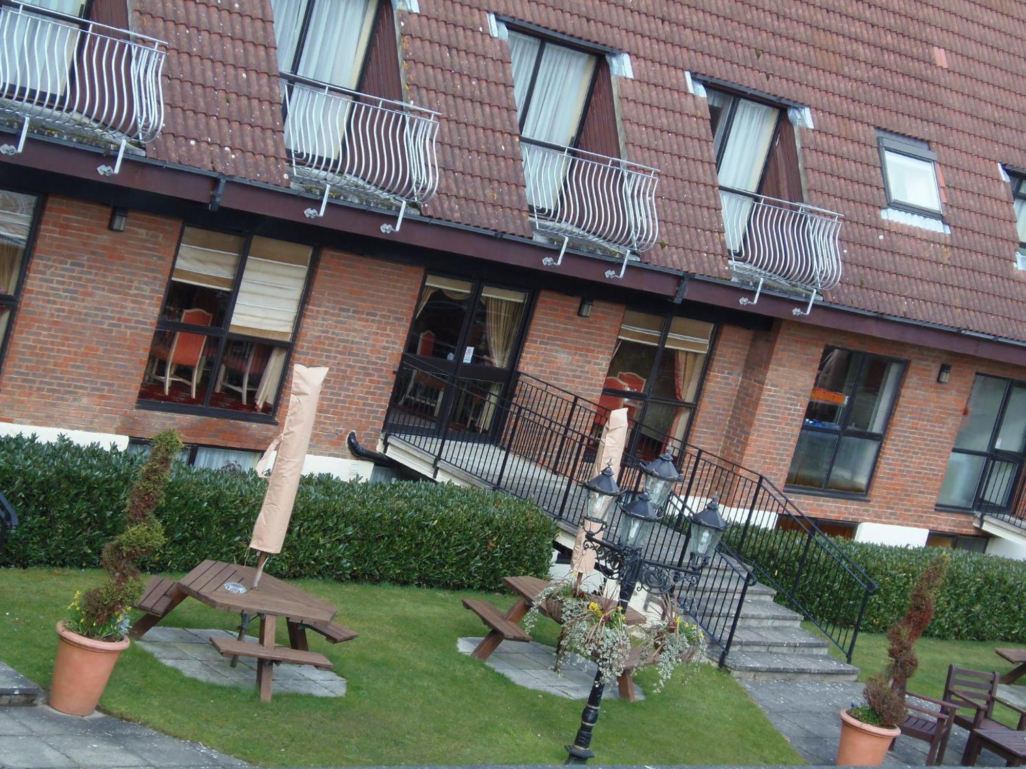 Lakeside International Hotel Camberley Exterior photo