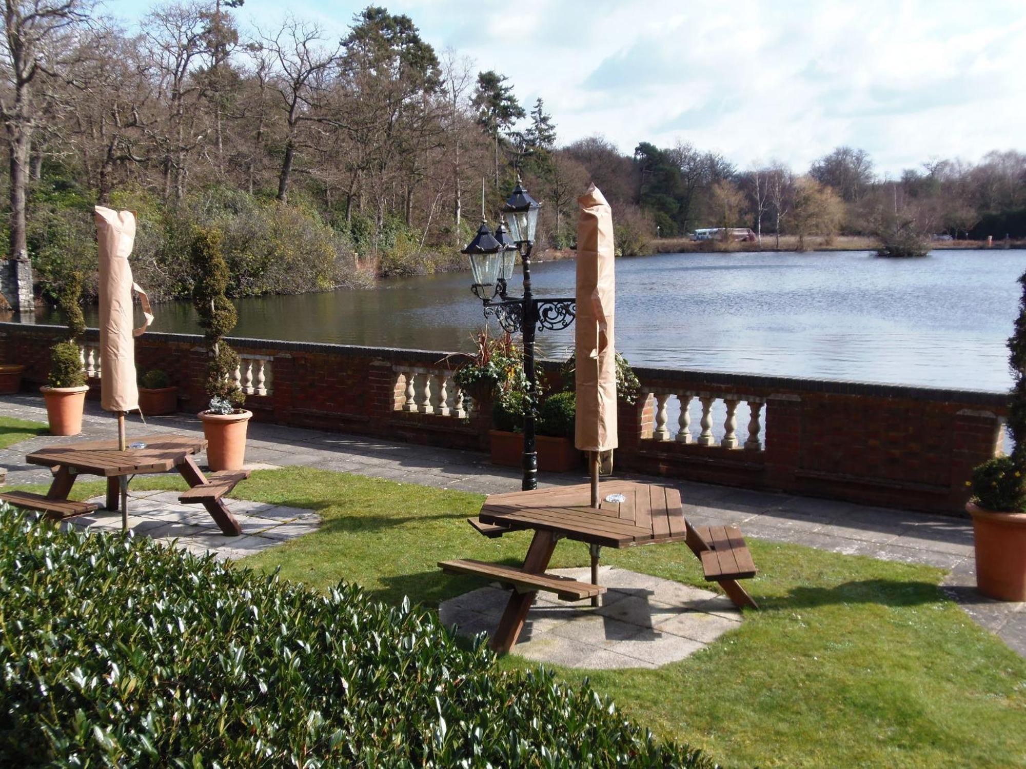 Lakeside International Hotel Camberley Exterior photo