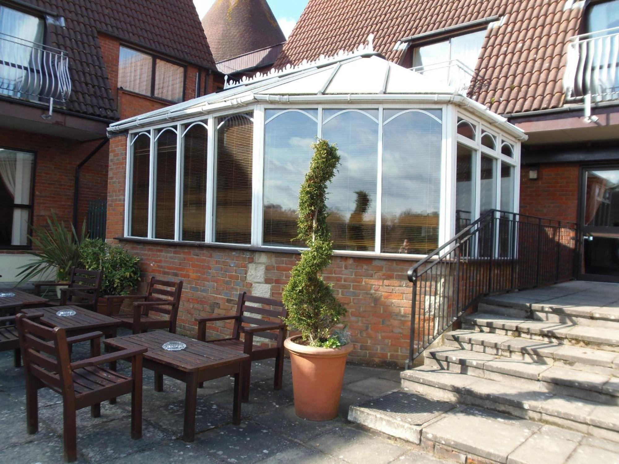 Lakeside International Hotel Camberley Exterior photo