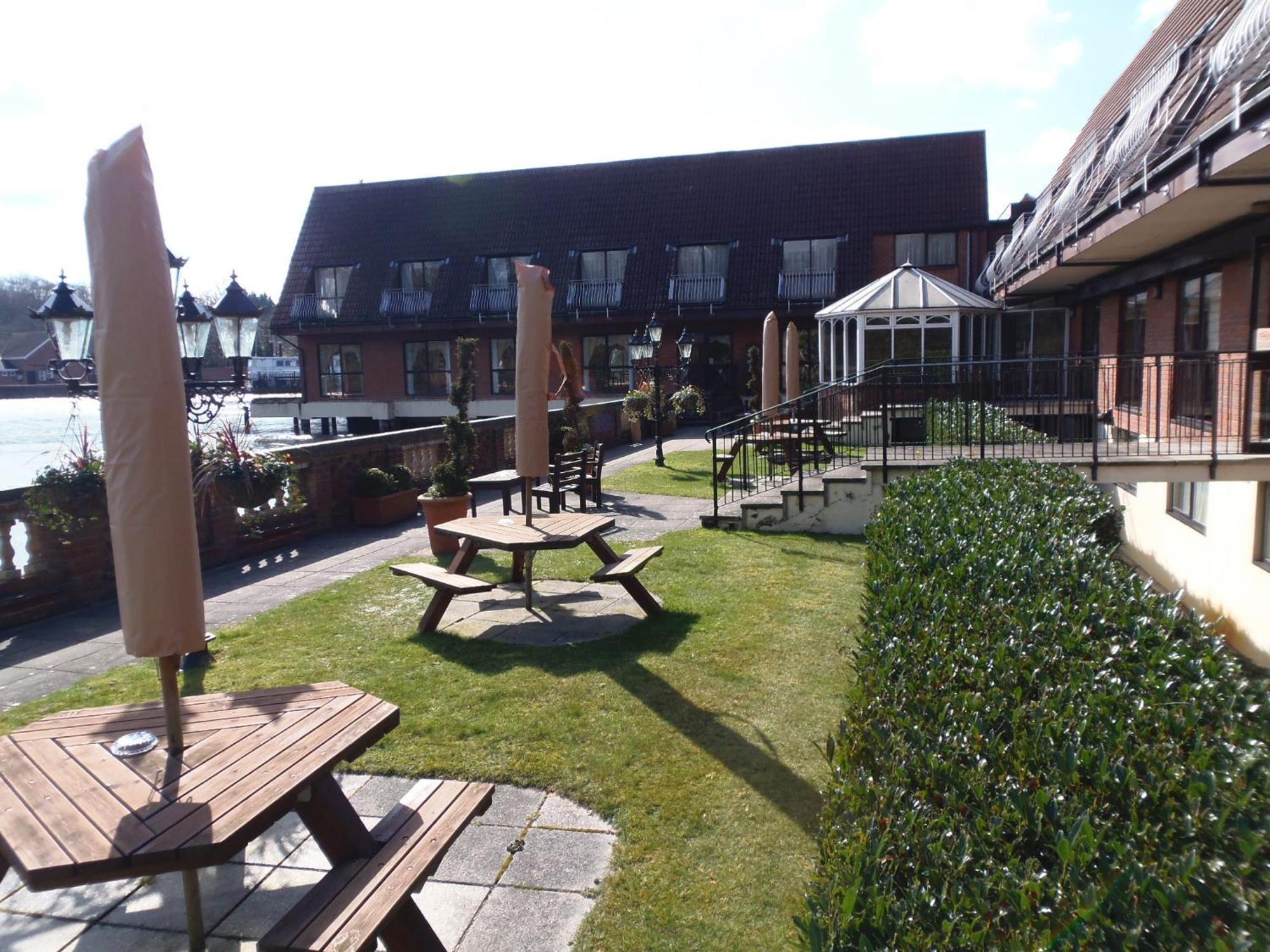 Lakeside International Hotel Camberley Exterior photo